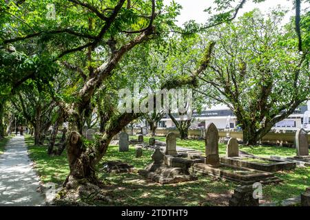 George Town, Penang, Malesia - 10 marzo 2018: Lapidi nell'Old Protestant Cemetery, conosciuto anche come Northam Road Cemetery. Foto Stock