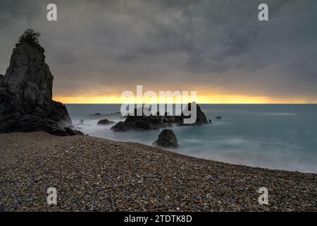 Un paesaggio marino al tramonto a Praia a Mare sulla Coasta di Maratea dell'Italia sud-occidentale Foto Stock