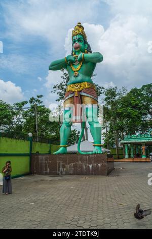 Batu Caves, Gombak, Malesia - 7 marzo 2018: Statua di Lord Hanuman di fronte al Tempio di Sri Maha Mariamman. Foto Stock