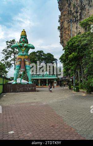 Batu Caves, Gombak, Malesia - 7 marzo 2018: Statua di Lord Hanuman di fronte al Tempio di Sri Maha Mariamman. Foto Stock