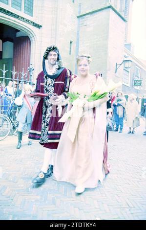 Cerimonia di matrimonio in stile Frans Hals (XVII secolo) presso il municipio e nella chiesa del Bavo, Haarlem, Grote Markt, Paesi Bassi, 02-10-1998, Whizgle News dal passato, su misura per il futuro. Esplora le narrazioni storiche, l'immagine dell'agenzia olandese olandese con una prospettiva moderna, colmando il divario tra gli eventi di ieri e quelli di domani. Un viaggio senza tempo che delinea le storie che plasmano il nostro futuro Foto Stock