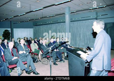 Riunione di Canso (Civil Air Navigation Services Organisation) con Geert Dales, Schiphol, 14-01-2003, Whizgle News from the Past, su misura per il futuro. Esplora le narrazioni storiche, l'immagine dell'agenzia olandese olandese con una prospettiva moderna, colmando il divario tra gli eventi di ieri e quelli di domani. Un viaggio senza tempo che delinea le storie che plasmano il nostro futuro Foto Stock