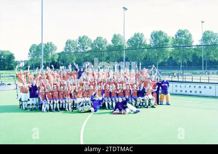 Gruppo giovanile, Bloemendaal hockey, 26-09-2003, Whizgle News from the Past, su misura per il futuro. Esplora le narrazioni storiche, l'immagine dell'agenzia olandese olandese con una prospettiva moderna, colmando il divario tra gli eventi di ieri e quelli di domani. Un viaggio senza tempo che delinea le storie che plasmano il nostro futuro Foto Stock