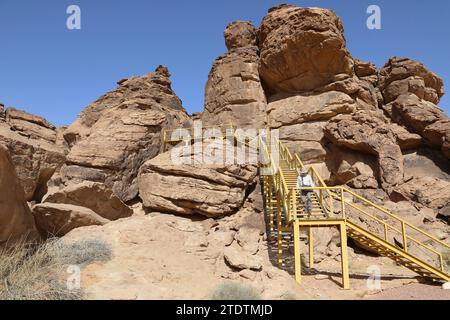 Turisti presso il monte Umm Sinman, patrimonio dell'umanità dell'UNESCO, in Arabia Saudita Foto Stock