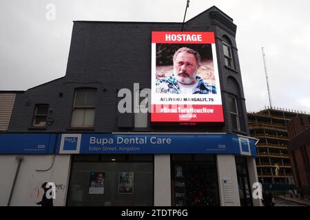 Una vista insolita su uno schermo pubblicitario digitale nel centro di Kingston upon Thames - le immagini e i nomi degli ostaggi sono detenuti da Hamas. Foto Stock