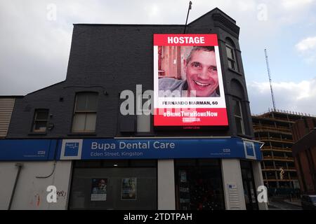 Una vista insolita su uno schermo pubblicitario digitale nel centro di Kingston upon Thames - le immagini e i nomi degli ostaggi sono detenuti da Hamas. Foto Stock