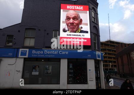 Una vista insolita su uno schermo pubblicitario digitale nel centro di Kingston upon Thames - le immagini e i nomi degli ostaggi sono detenuti da Hamas. Foto Stock