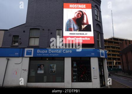 Una vista insolita su uno schermo pubblicitario digitale nel centro di Kingston upon Thames - le immagini e i nomi degli ostaggi sono detenuti da Hamas. Foto Stock