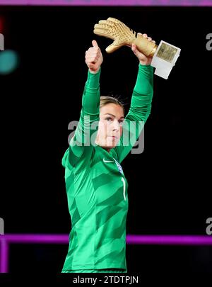 Foto del file datata 20/08/23 del portiere inglese Mary Earps gesti ai fan dopo aver raccolto il suo guanto d'oro. La portiere inglese Mary Earps ha vinto il premio BBC Sports Personality of the Year. Data di emissione: Martedì 19 dicembre 2023. Foto Stock