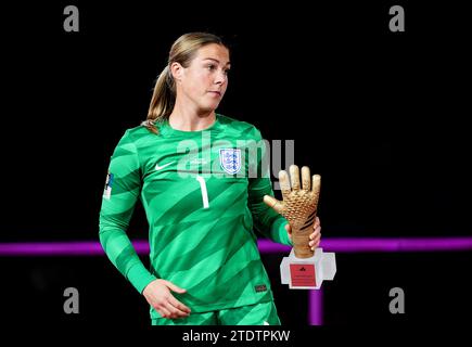 Foto del file datata 20/08/23 del portiere inglese Mary Earps gesti ai fan dopo aver raccolto il suo guanto d'oro. La portiere inglese Mary Earps ha vinto il premio BBC Sports Personality of the Year. Data di emissione: Martedì 19 dicembre 2023. Foto Stock