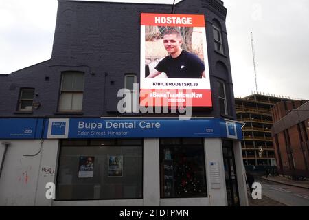 Una vista insolita su uno schermo pubblicitario digitale nel centro di Kingston upon Thames - le immagini e i nomi degli ostaggi sono detenuti da Hamas. Foto Stock