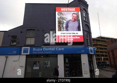 Una vista insolita su uno schermo pubblicitario digitale nel centro di Kingston upon Thames - le immagini e i nomi degli ostaggi sono detenuti da Hamas. Foto Stock