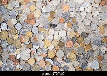 Un mucchio di monete monetarie di diversi tagli provenienti da diversi paesi. Cambio valuta e finanza. Molte monete diverse. Foto Stock