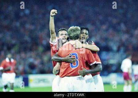 Partita di qualificazione per la Coppa del mondo di calcio 1998: I Paesi Bassi giocano contro il Belgio nel De Kuip di Rotterdam e vincono 3-1., Rotterdam, 06-09-1997, Whizgle News from the Past, su misura per il futuro. Esplora le narrazioni storiche, l'immagine dell'agenzia olandese olandese con una prospettiva moderna, colmando il divario tra gli eventi di ieri e quelli di domani. Un viaggio senza tempo che delinea le storie che plasmano il nostro futuro Foto Stock