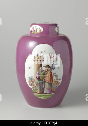 Vaso con coperchio, manifattura di porcellana Meissener, c. 1725 - c. 1730 vaso con coperchio, in porcellana verniciata multicolore. Il vaso è coperto da un brodo viola in cui sono state salvate tre alte quattro passate sul vaso, in cui Höroldt chinoiseries. Il coperchio appiattito si trova sulla spalla piatta e copre completamente il collo. Sul lato del coperchio sono presenti tre quattro passi in cui si salvano le chinoiserie e in cima una riserva circolare lobata all'interno della quale una chinoiserie composta da tre figure in un giardino. Il vaso è contrassegnato. Vaso in porcellana float con coperchio, realizzato in por verniciato multicolore Foto Stock