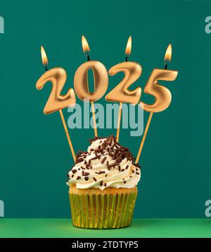 Felice anno nuovo 2025 - candele sotto forma di numeri illuminati Foto Stock