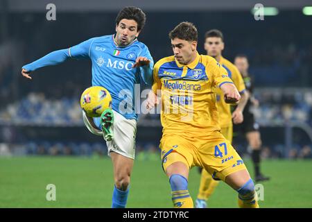 Napoli,Italia,19 Dic, 2023 Giovanni Simeone della SSC Napoli gareggia per il pallone con Mateus Lusuardi del Frosinone calcio durante il Macth di Coppa Italia calcio - calcio tra SSC Napoli vs Frosinone calcio Credit:Agostino Gemito/ Alamy Live News Foto Stock