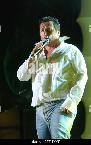 Milano Italia 2002-06-20: Belli Paolo durante il concerto dal vivo al giro l'Europa Tour in Piazza Santo Stefano Foto Stock