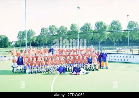 Gruppo giovanile, Bloemendaal hockey, 26-09-2003, Whizgle News from the Past, su misura per il futuro. Esplora le narrazioni storiche, l'immagine dell'agenzia olandese olandese con una prospettiva moderna, colmando il divario tra gli eventi di ieri e quelli di domani. Un viaggio senza tempo che delinea le storie che plasmano il nostro futuro Foto Stock