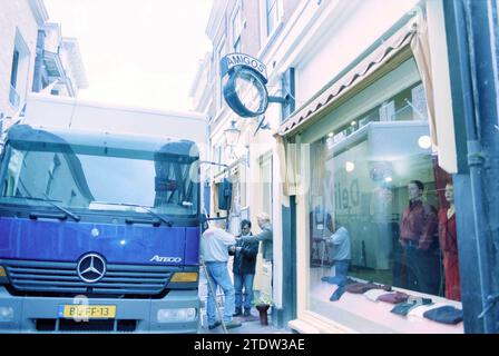 Truck si schianta contro l'orologio di Haarlem, Haarlem, Paesi Bassi, 03-12-2001, Whizgle News from the Past, su misura per il futuro. Esplora le narrazioni storiche, l'immagine dell'agenzia olandese olandese con una prospettiva moderna, colmando il divario tra gli eventi di ieri e quelli di domani. Un viaggio senza tempo che delinea le storie che plasmano il nostro futuro Foto Stock