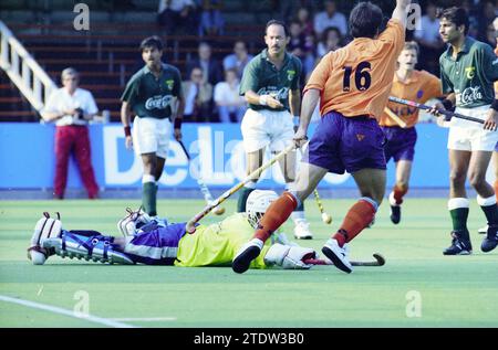 Finale della Coppa del mondo di hockey, Pakistan - Paesi Bassi, 04-12-1994, Whizgle News from the Past, su misura per il futuro. Esplora le narrazioni storiche, l'immagine dell'agenzia olandese olandese con una prospettiva moderna, colmando il divario tra gli eventi di ieri e quelli di domani. Un viaggio senza tempo che delinea le storie che plasmano il nostro futuro Foto Stock