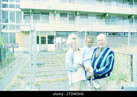 Nonno e nonna Stengs e il piccolo Calvin Stengs stanno giocando a calcio a Nizza. (Vedi elftal.nl), IJmuiden, Paesi Bassi, 18-07-2001, Whizgle News from the Past, Tailored for the Future. Esplora le narrazioni storiche, l'immagine dell'agenzia olandese olandese con una prospettiva moderna, colmando il divario tra gli eventi di ieri e quelli di domani. Un viaggio senza tempo che delinea le storie che plasmano il nostro futuro Foto Stock