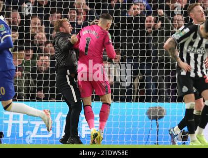 Londra, Regno Unito. 19 dicembre 2023. Un tifoso corre sul campo e si avvicina molto a Martin Dubravka del Newcastle United durante l'equalizzatore Chelsea durante la partita di Carabao Cup a Stamford Bridge, Londra. Il credito fotografico dovrebbe leggere: David Klein/Sportimage credito: Sportimage Ltd/Alamy Live News Foto Stock