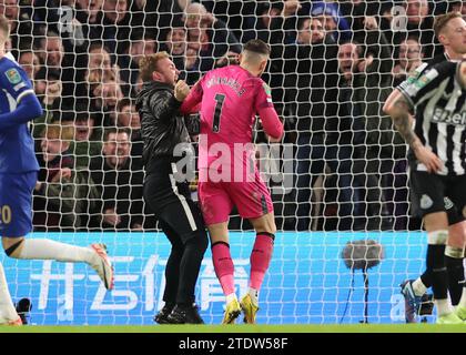 Londra, Regno Unito. 19 dicembre 2023. Un tifoso corre sul campo e si avvicina molto a Martin Dubravka del Newcastle United durante l'equalizzatore Chelsea durante la partita di Carabao Cup a Stamford Bridge, Londra. Il credito fotografico dovrebbe leggere: David Klein/Sportimage credito: Sportimage Ltd/Alamy Live News Foto Stock