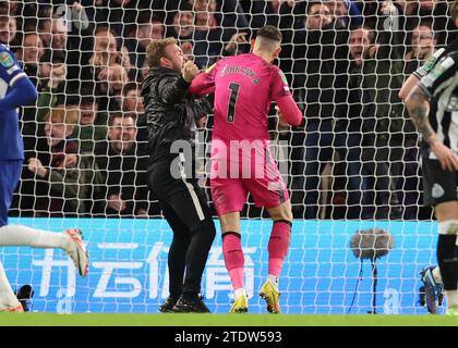 Londra, Regno Unito. 19 dicembre 2023. Un tifoso corre sul campo e si avvicina molto a Martin Dubravka del Newcastle United durante l'equalizzatore Chelsea durante la partita di Carabao Cup a Stamford Bridge, Londra. Il credito fotografico dovrebbe leggere: David Klein/Sportimage credito: Sportimage Ltd/Alamy Live News Foto Stock