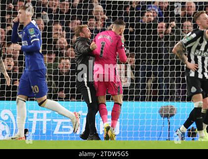 Londra, Regno Unito. 19 dicembre 2023. Un tifoso corre sul campo e si avvicina molto a Martin Dubravka del Newcastle United durante l'equalizzatore Chelsea durante la partita di Carabao Cup a Stamford Bridge, Londra. Il credito fotografico dovrebbe leggere: David Klein/Sportimage credito: Sportimage Ltd/Alamy Live News Foto Stock