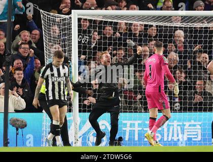 Londra, Regno Unito. 19 dicembre 2023. Un tifoso corre sul campo e si avvicina molto a Martin Dubravka del Newcastle United durante l'equalizzatore Chelsea durante la partita di Carabao Cup a Stamford Bridge, Londra. Il credito fotografico dovrebbe leggere: David Klein/Sportimage credito: Sportimage Ltd/Alamy Live News Foto Stock