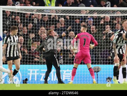 Londra, Regno Unito. 19 dicembre 2023. Un tifoso corre sul campo e si avvicina molto a Martin Dubravka del Newcastle United durante l'equalizzatore Chelsea durante la partita di Carabao Cup a Stamford Bridge, Londra. Il credito fotografico dovrebbe leggere: David Klein/Sportimage credito: Sportimage Ltd/Alamy Live News Foto Stock