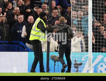 Londra, Regno Unito. 19 dicembre 2023. Un tifoso corre sul campo e si avvicina molto a Martin Dubravka del Newcastle United durante l'equalizzatore Chelsea durante la partita di Carabao Cup a Stamford Bridge, Londra. Il credito fotografico dovrebbe leggere: David Klein/Sportimage credito: Sportimage Ltd/Alamy Live News Foto Stock