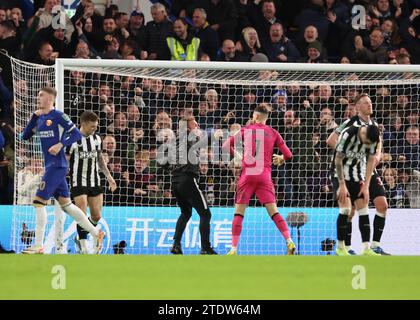 Londra, Regno Unito. 19 dicembre 2023. Un tifoso corre sul campo e si avvicina molto a Martin Dubravka del Newcastle United durante l'equalizzatore Chelsea durante la partita di Carabao Cup a Stamford Bridge, Londra. Il credito fotografico dovrebbe leggere: David Klein/Sportimage credito: Sportimage Ltd/Alamy Live News Foto Stock