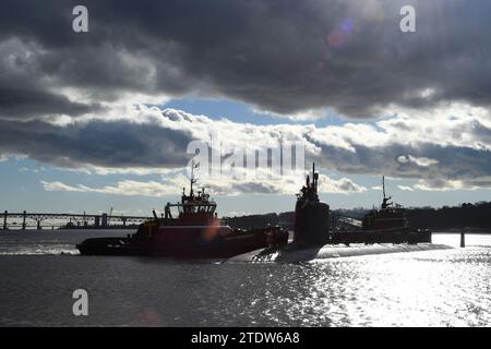 231219-N-GR655-1049 GROTON, CONN (19 dicembre 2023) – USS Colorado (SSN 788) si prepara a ormeggiare durante un evento di ritorno a casa a Groton, Conn., 19 dicembre. Il sottomarino ad attacco rapido di classe Virginia USS Colorado e l'equipaggio operano sotto il Submarine Squadron (SUBRON) FOUR, la cui missione principale è fornire sottomarini d'attacco pronti, disposti e in grado di affrontare le sfide uniche del combattimento sottomarino e delle operazioni dispiegate in ambienti implacabili in tutto il mondo. (Foto della Marina degli Stati Uniti del sottufficiale Joshua Karsten) Foto Stock