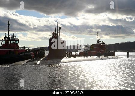 231219-N-GR655-1056 GROTON, CONN (19 dicembre 2023) – USS Colorado (SSN 788) si prepara a ormeggiare durante un evento di ritorno a casa a Groton, Conn., 19 dicembre. Il sottomarino ad attacco rapido di classe Virginia USS Colorado e l'equipaggio operano sotto il Submarine Squadron (SUBRON) FOUR, la cui missione principale è fornire sottomarini d'attacco pronti, disposti e in grado di affrontare le sfide uniche del combattimento sottomarino e delle operazioni dispiegate in ambienti implacabili in tutto il mondo. (Foto della Marina degli Stati Uniti del sottufficiale Joshua Karsten) Foto Stock