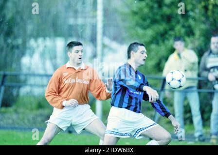 Football RCH-Ripperda, 14-11-1998, Whizgle News from the Past, su misura per il futuro. Esplora le narrazioni storiche, l'immagine dell'agenzia olandese olandese con una prospettiva moderna, colmando il divario tra gli eventi di ieri e quelli di domani. Un viaggio senza tempo che delinea le storie che plasmano il nostro futuro Foto Stock