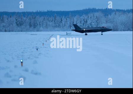 Un F-35A Lightning II taxi sulla flightline per l'addestramento di routine sulla Eielson Air Force base, Alaska, 18 dicembre 2023. Il 354th Fighter Wing fornisce potenza aerea letale ai comandanti combattenti in difesa degli obiettivi militari nazionali. (Foto U.S. Air Force di Airman 1st Class Carson Jeney) Foto Stock