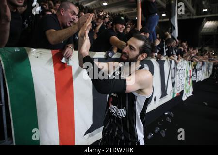 Bologna, Italia. 19 dicembre 2023. La squadra della Virtus giubila al termine della partita di campionato di pallacanestro dell'Eurolega Segafredo Virtus Bologna vs. Olympiacos Pireo. Bologna, 19 dicembre 2023 al Segafredo Arena Credit: Independent Photo Agency/Alamy Live News Foto Stock