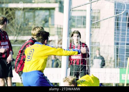 Football Velsen - EDO, 23-11-2002, Whizgle News from the Past, su misura per il futuro. Esplora le narrazioni storiche, l'immagine dell'agenzia olandese olandese con una prospettiva moderna, colmando il divario tra gli eventi di ieri e quelli di domani. Un viaggio senza tempo che delinea le storie che plasmano il nostro futuro Foto Stock