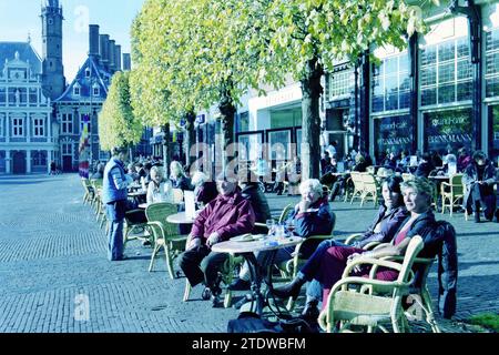 Terrazza completa Brinkmann Grote Markt Haarlem, Haarlem, Grote Markt, Paesi Bassi, 05-11-2003, Whizgle News dal passato, su misura per il futuro. Esplora le narrazioni storiche, l'immagine dell'agenzia olandese olandese con una prospettiva moderna, colmando il divario tra gli eventi di ieri e quelli di domani. Un viaggio senza tempo che delinea le storie che plasmano il nostro futuro Foto Stock