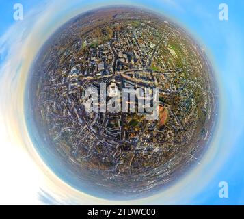 Vista aerea, centro città con la piazza del mercato, Hansacenter e Kaufland, municipio, Horster Straße e Friedrich-Ebert-Straße, circondati dall'autumna Foto Stock