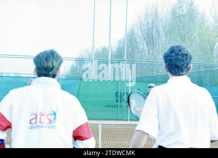 Apertura della stagione tennis Arnoldus Park, 03-04-1995, Whizgle News from the Past, su misura per il futuro. Esplora le narrazioni storiche, l'immagine dell'agenzia olandese olandese con una prospettiva moderna, colmando il divario tra gli eventi di ieri e quelli di domani. Un viaggio senza tempo che delinea le storie che plasmano il nostro futuro Foto Stock