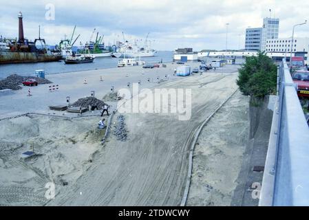 Pavimentazione presso il terminal Felison, IJmuiden, IJmuiden, Paesi Bassi, 08-09-1997, Whizgle News dal passato, su misura per il futuro. Esplora le narrazioni storiche, l'immagine dell'agenzia olandese olandese con una prospettiva moderna, colmando il divario tra gli eventi di ieri e quelli di domani. Un viaggio senza tempo che delinea le storie che plasmano il nostro futuro Foto Stock