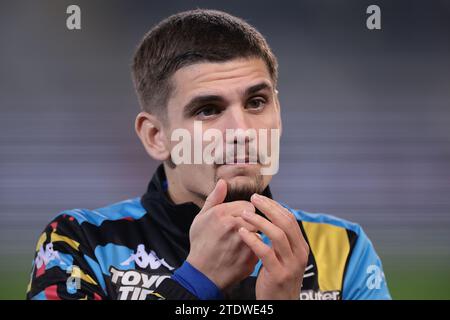 Torino, Italia. 16 dicembre 2023. Razvan Marin dell'Empoli FC reagisce durante la formazione prima del calcio d'inizio nella partita di serie A allo Stadio grande Torino, Torino. Il credito fotografico dovrebbe leggere: Jonathan Moscrop/Sportimage Credit: Sportimage Ltd/Alamy Live News Foto Stock