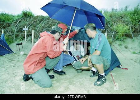 Rain al campeggio Bloemendaal, Bloemendaal, 07-08-2001, Whizgle News from the Past, su misura per il futuro. Esplora le narrazioni storiche, l'immagine dell'agenzia olandese olandese con una prospettiva moderna, colmando il divario tra gli eventi di ieri e quelli di domani. Un viaggio senza tempo che delinea le storie che plasmano il nostro futuro Foto Stock