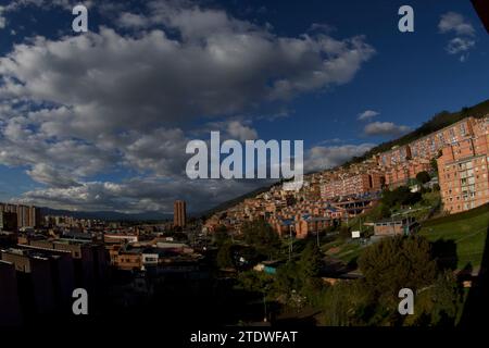 BOGOTA-COLOMBIA-11-12-2023. Alcune case e appartamenti in mattoni sono visibili in un quartiere a nord. Foto: Jose Bula Foto Stock