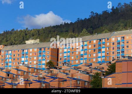 BOGOTA-COLOMBIA-11-12-2023. Alcune case e appartamenti in mattoni sono visibili in un quartiere a nord. Foto: Jose Bula Foto Stock