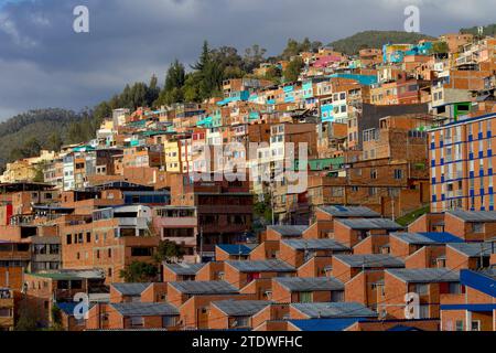 BOGOTA-COLOMBIA-11-12-2023. Alcune case e appartamenti in mattoni sono visibili in un quartiere a nord. Foto: Jose Bula Foto Stock