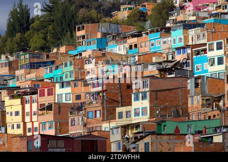 BOGOTA-COLOMBIA-11-12-2023. Alcune case e appartamenti in mattoni sono visibili in un quartiere a nord. Foto: Jose Bula Foto Stock